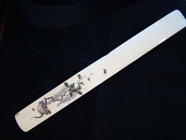 A late 19th century Chinese Ivory Page Turner with Mother-of Pearl and other inlays — image 2
